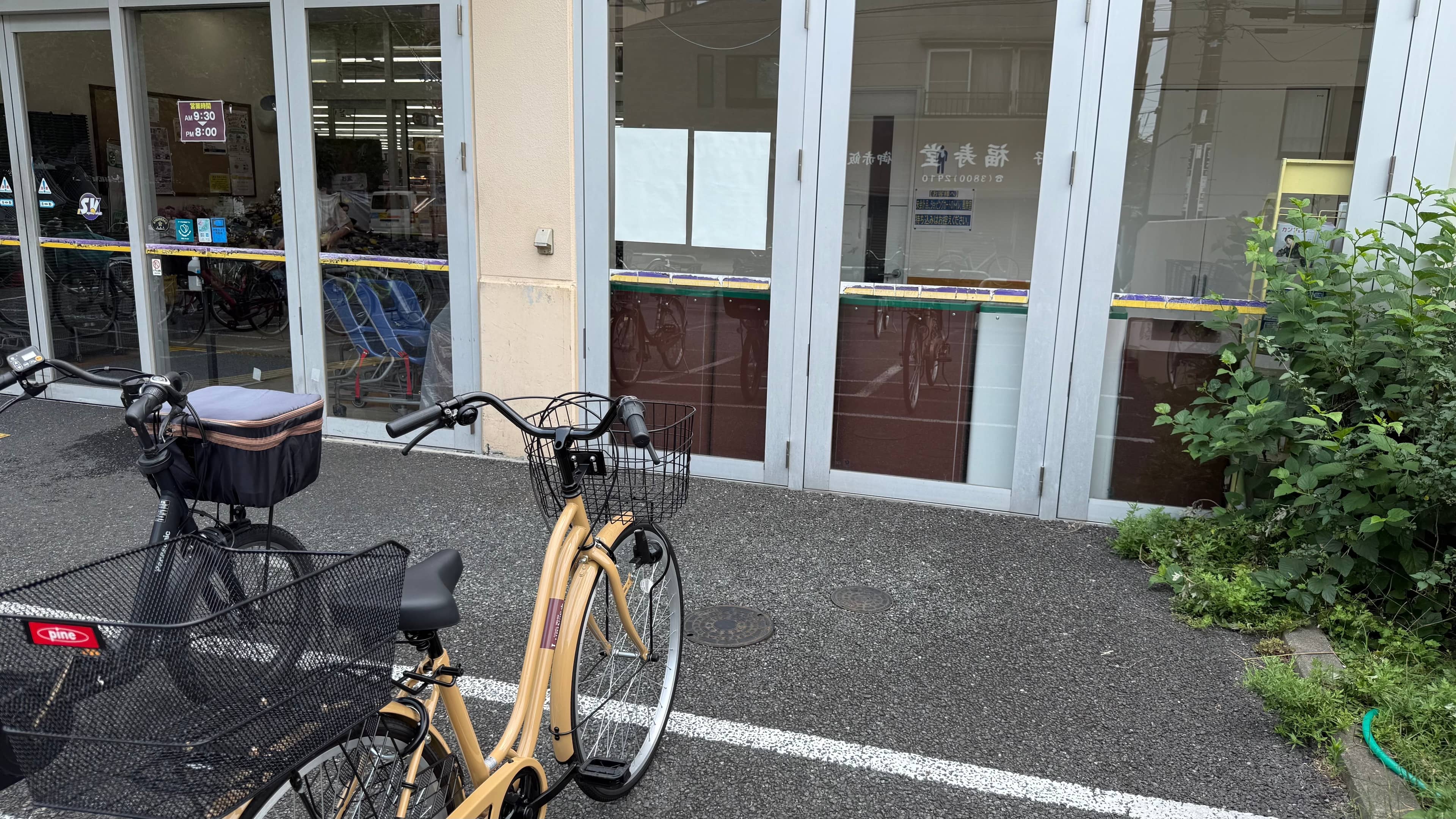 店頭入口横 キッチンカー出店に最適なスーパーマーケットの屋外催事イベントスペース