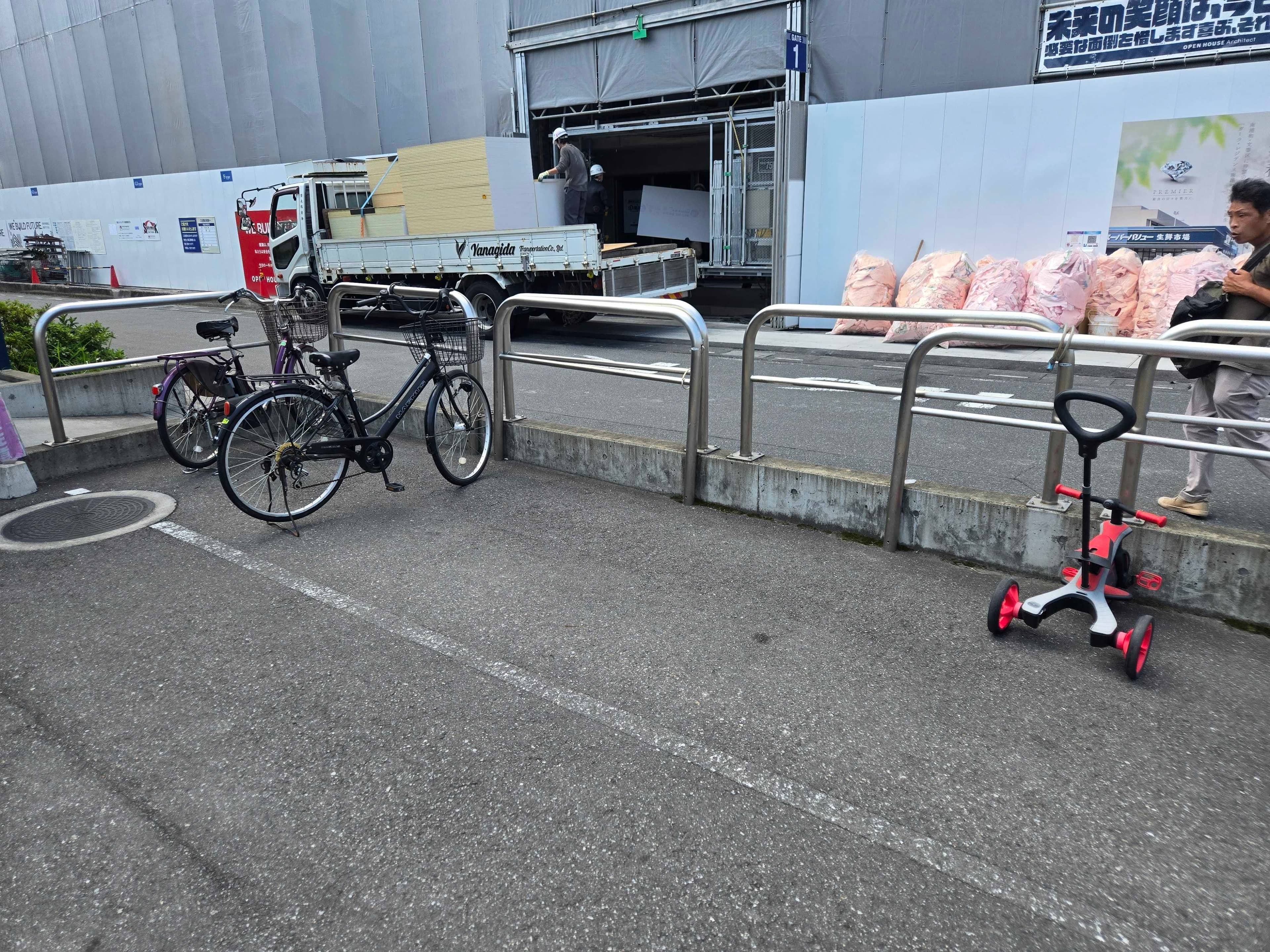 駐輪場 キッチンカー出店に最適なスーパーマーケットの屋外催事イベントスペース